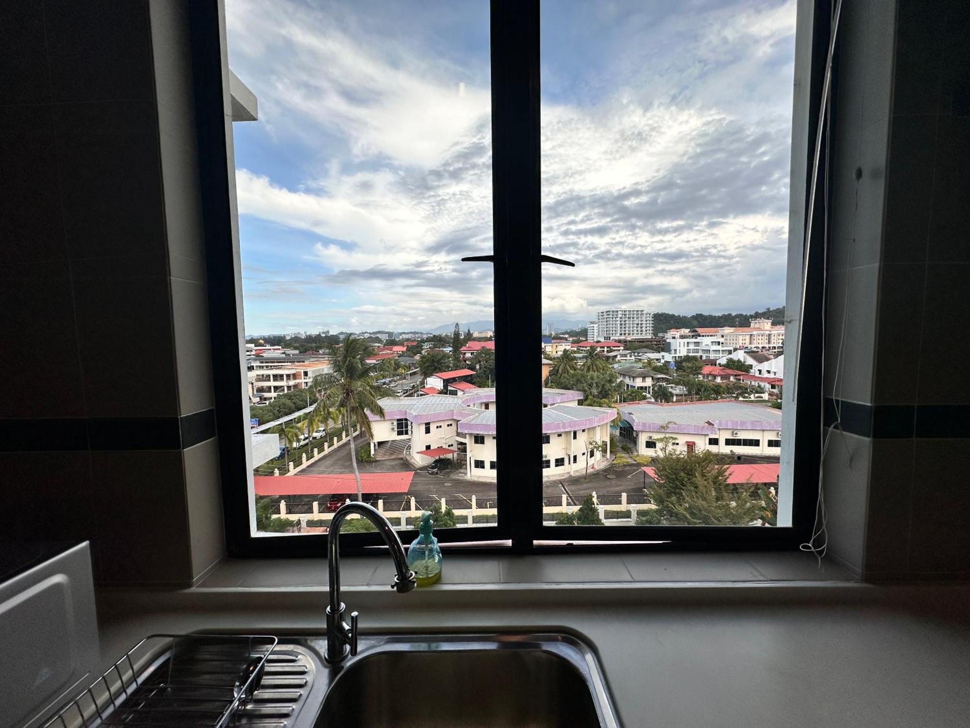 Aa Residen Luxury Condo Homestay 18Mins Walk Tanjung Aru Beach & Golf Course, Not Beach Side Resort كوتا كينابالو المظهر الخارجي الصورة